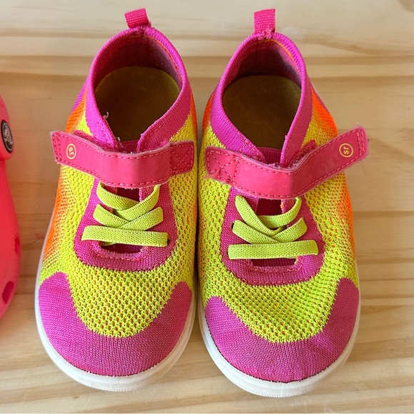 Toddler Girls Size 8 Bright Pink Shoes Bundle Crocs + Stride Rite - Picture 6 of 12